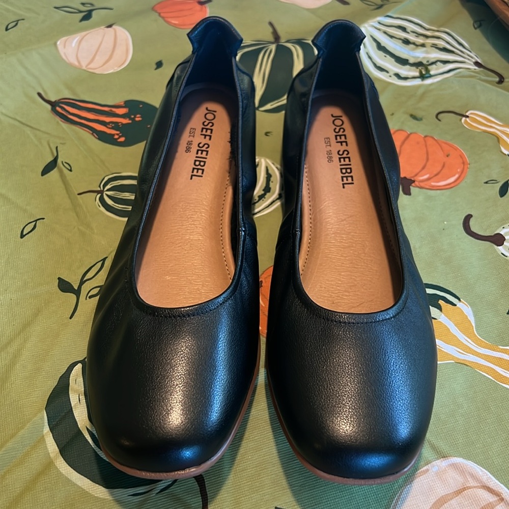 NWOT Josef Seibel Fenja black flats size 41